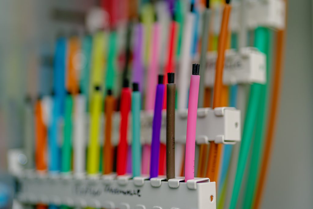 Eri värisiä valokuituputkia